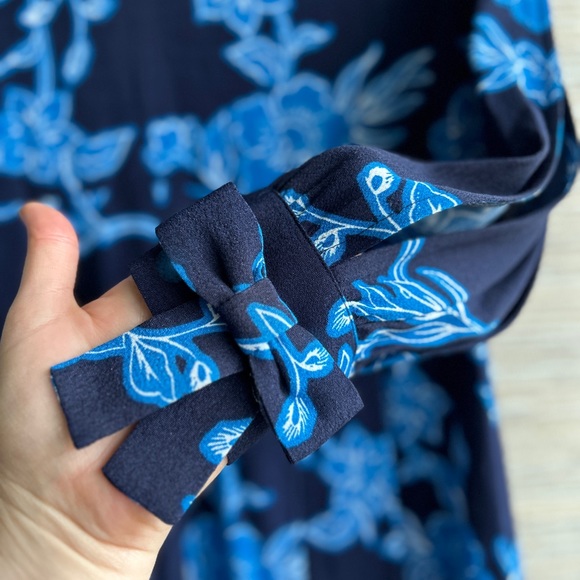 Draper James Blue and Navy Floral V-Neck A-Line Dress With Open Sleeves Size 6 - Picture 8 of 9